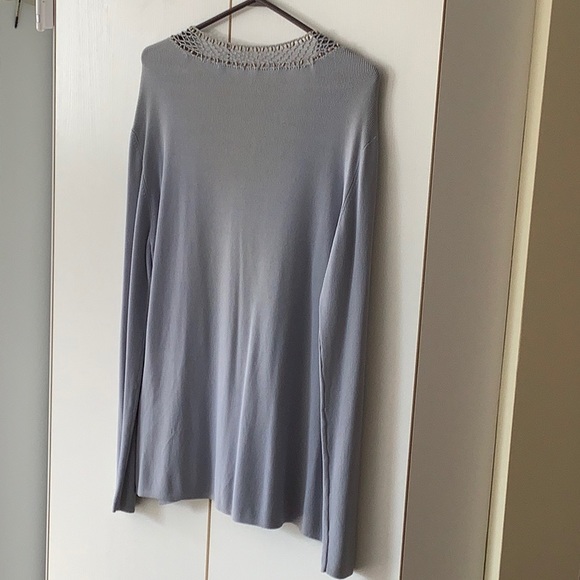 Light weight sweater with delicate beaded details - Picture 2 of 6